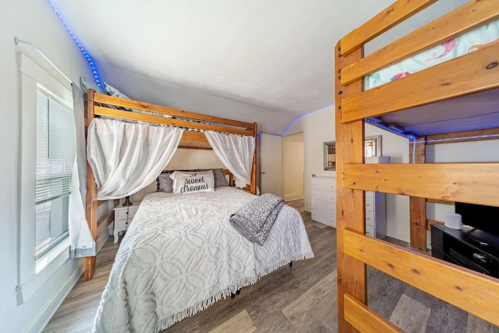 Cottage In The Falls, 2 B, 2 Bath, Fireplace คูยาโฮกา ฟอลส์ ภายนอก รูปภาพ
