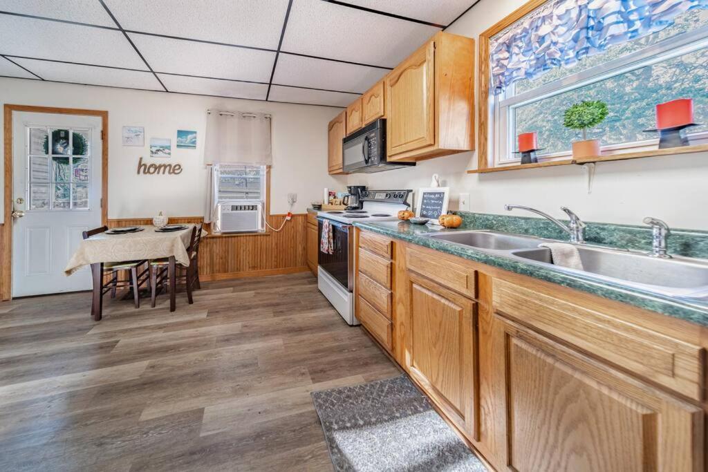 Cottage In The Falls, 2 B, 2 Bath, Fireplace คูยาโฮกา ฟอลส์ ภายนอก รูปภาพ