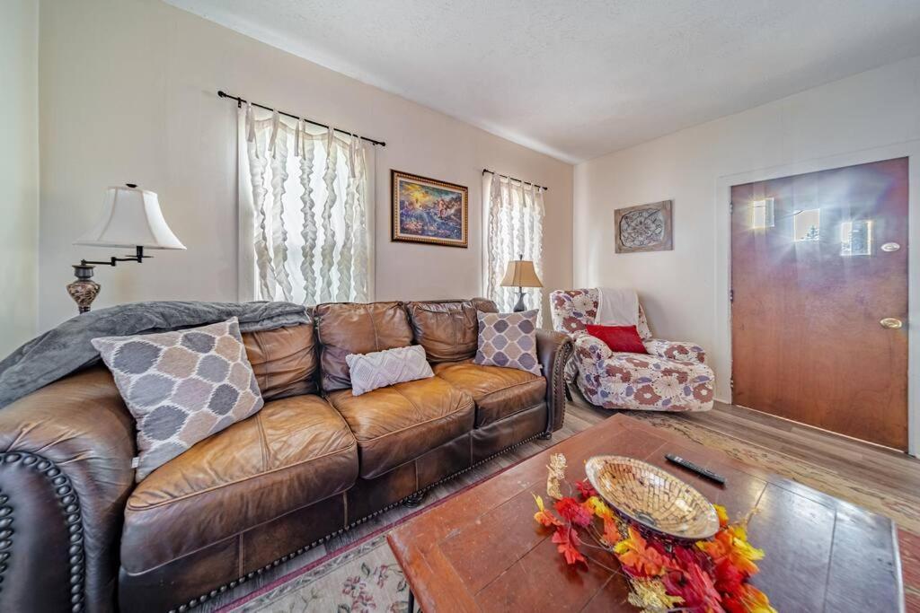 Cottage In The Falls, 2 B, 2 Bath, Fireplace คูยาโฮกา ฟอลส์ ภายนอก รูปภาพ