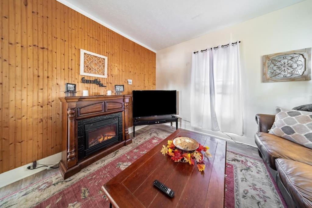 Cottage In The Falls, 2 B, 2 Bath, Fireplace คูยาโฮกา ฟอลส์ ภายนอก รูปภาพ
