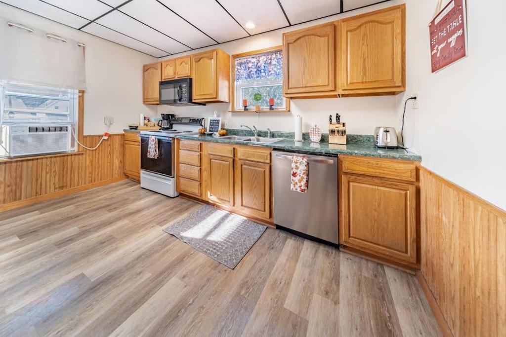 Cottage In The Falls, 2 B, 2 Bath, Fireplace คูยาโฮกา ฟอลส์ ภายนอก รูปภาพ
